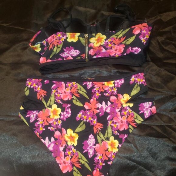 Black and floral design 2 pc bikni - Picture 2 of 3